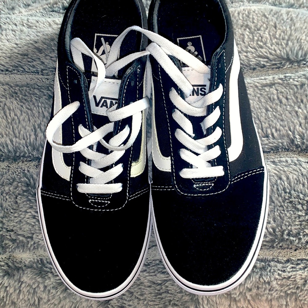Women’s Vans sneakers 👟 Super cute 🥰, gently used, no box.
